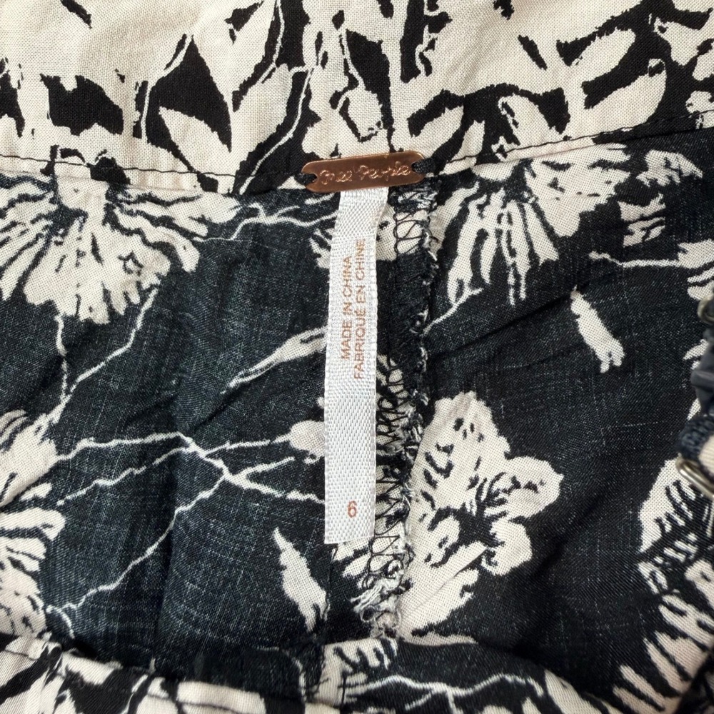 Free People Black White Floral Surplice Crop Top Boho Sleeveless Blouse Size 6 - Picture 3 of 8